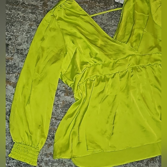 Torrid Size 2X Women's Neon Lime Green/Yellow Satin Wrap Top with Tie Back NWT - Picture 5 of 11